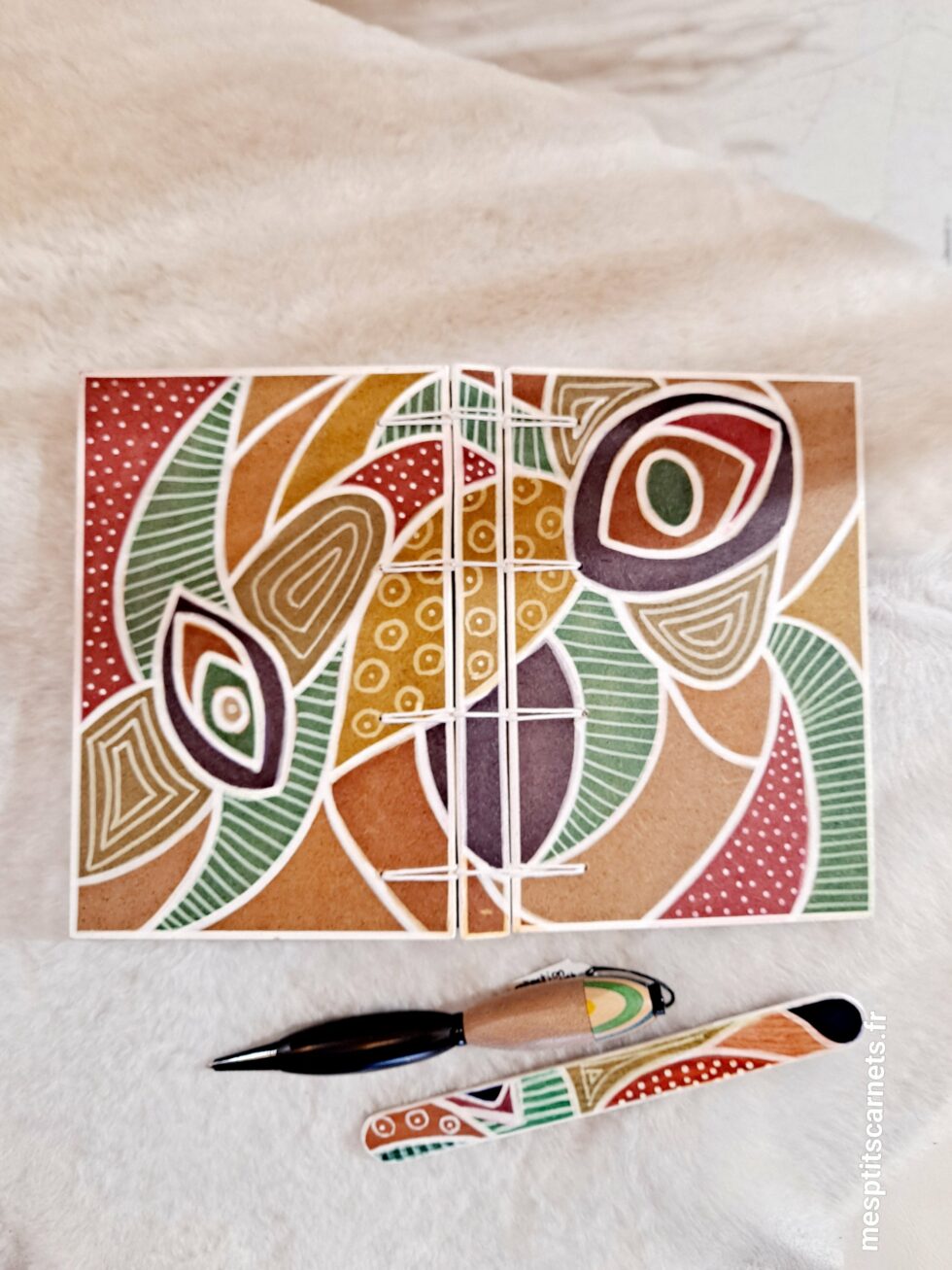 Carnet PHARE, vue recto verso à plat et couverture avec marque-pages en bois peint et stylo.
