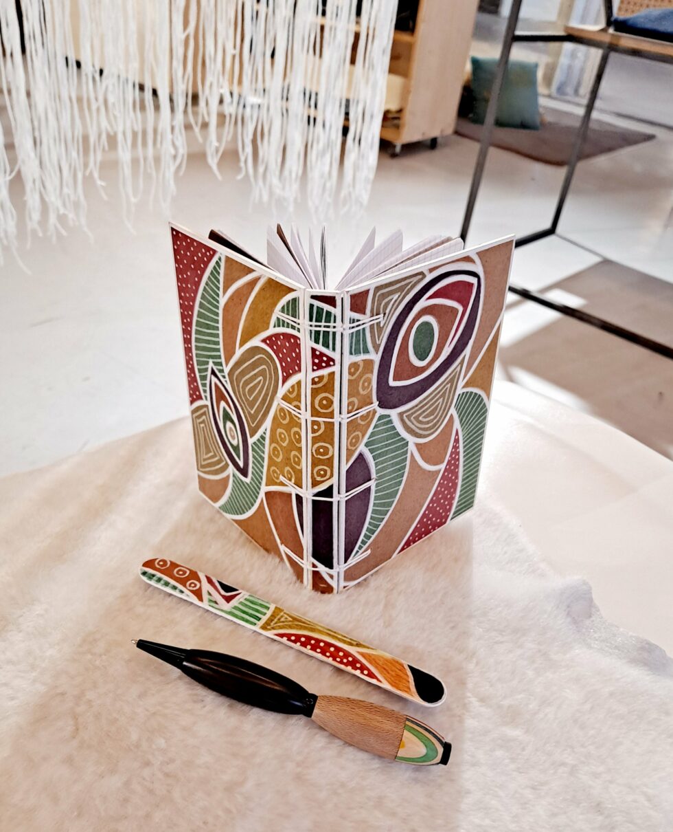 Carnet PHARE, vue recto verso debout et couverture avec marque-pages en bois peint et stylo. à plat et couverture avec marque-pages en bois peint et stylo.