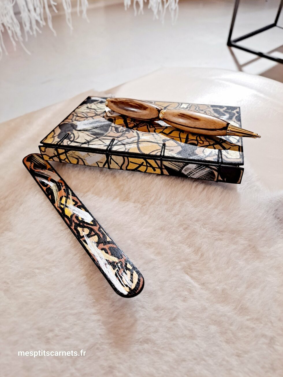 Carnet GREG, vue recto et dos face couverture avec marque-pages en bois peint et stylo.