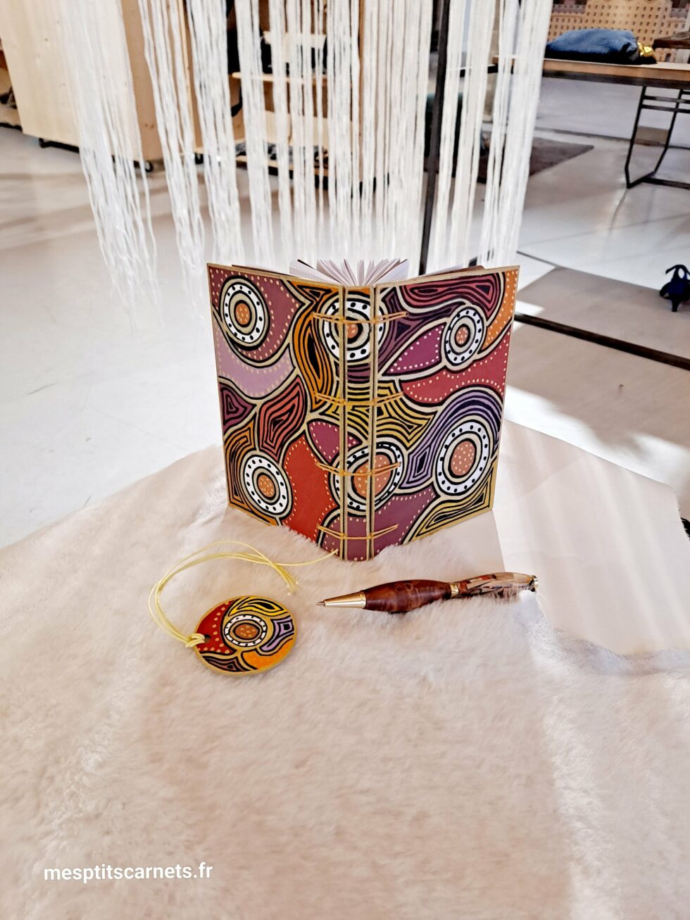 Carnet AUSTRIA, vue recto verso DEBOUT et couverture avec marque-pages en bois peint et stylo.