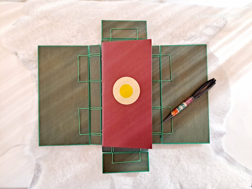 Boîte à mots GRENADE vue structure intérieur bois peint à plat et reliure avec carnets et stylo.