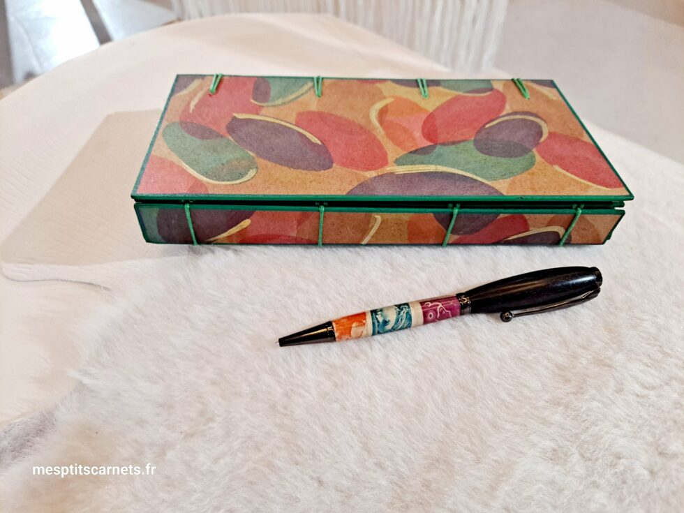 Boîte à mots GRENADE vue structure recto avec dos bois peint à plat et reliure noire avec carnets et stylo.