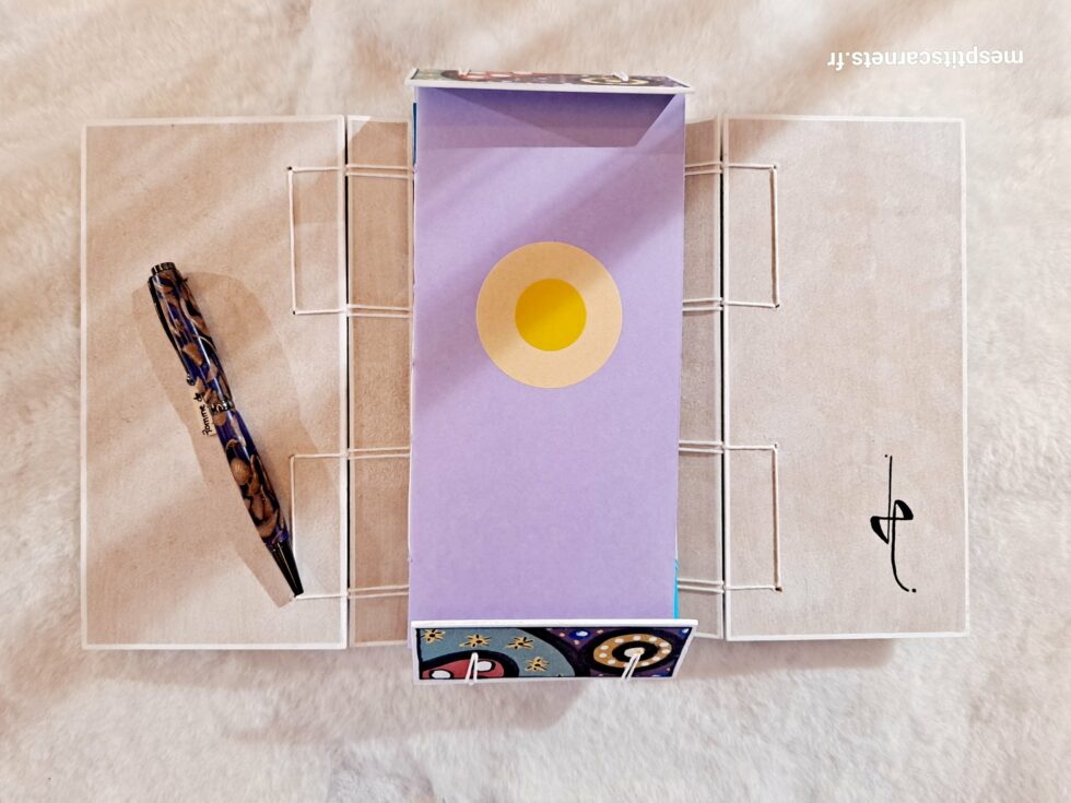 Boîte à mots CIRCUS vue structure intérieur et rabats bois peint à plat et reliure blanche avec 5 carnets et stylo.
