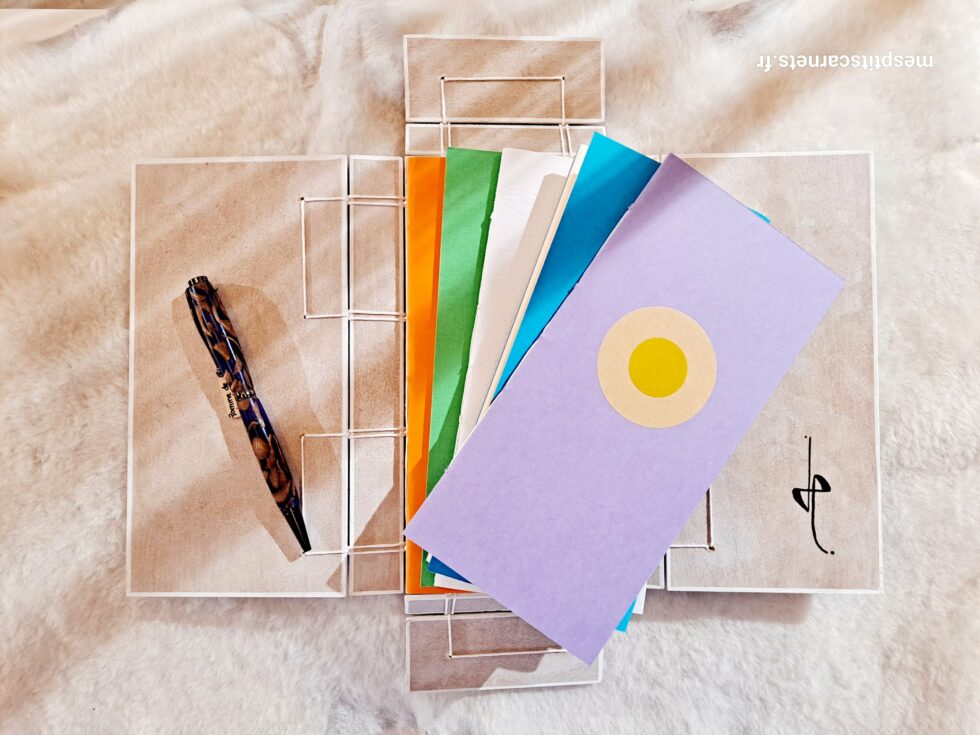 Boîte à mots CIRCUS vue structure intérieur bois peint à plat et reliure blanche avec 5 carnets et stylo.
