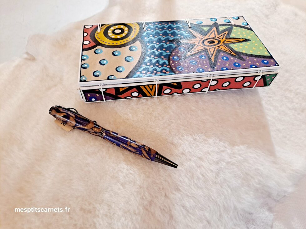 Boîte à mots CIRCUS vue structure recto face et dos bois peint à plat et reliure blanche avec 5 carnets et stylo.