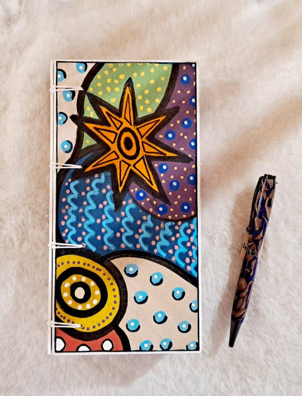Boîte à mots CIRCUS vue structure recto face bois peint à plat et reliure blanche avec 5 carnets et stylo.