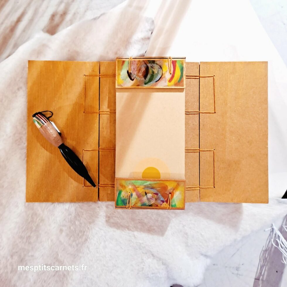 Boîte à mots JAZZ vue structure intérieure avec rabats bois peint à plat et reliure or avec carnets.