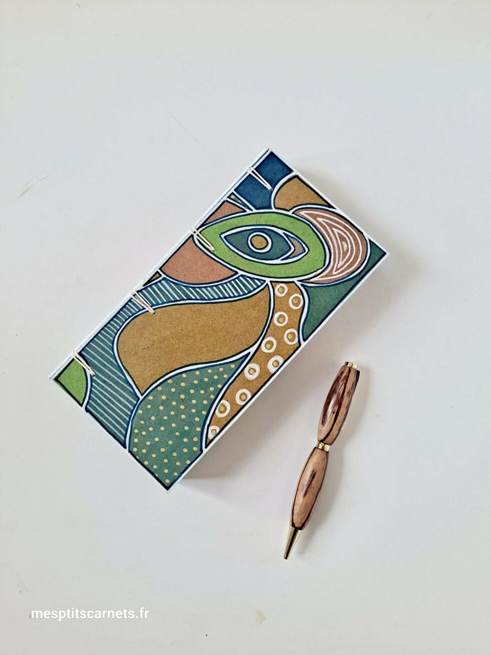 Boîte à mots JADE en bois peint à la main vue recto fermée avec stylo en bois.