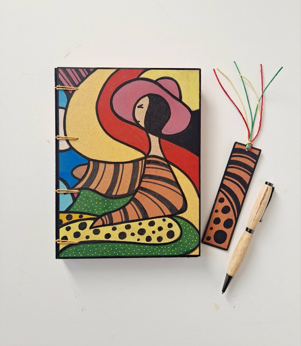 Carnet RÉGATA vue recto à plat avec marque-pages en bois et stylo en bois.