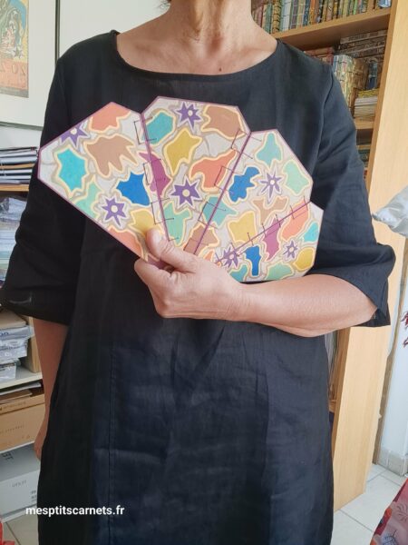 Eventail ALHAMBRA en bois peint à la main, vue face ouvert à plat en action à la main, pour le format.