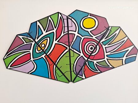 Eventail COSMOS en bois peint à la main, vue recto face ouvert à plat avec logo marque, pour le format.