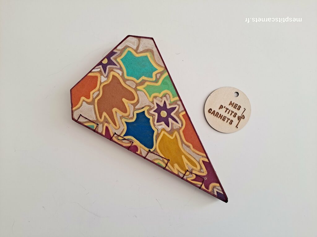 Eventail ALHAMBRA en bois peint à la main, vue face fermé en triangle avec logo marque, pour le format.