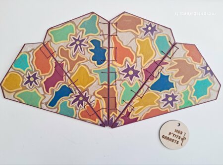 Eventail ALHAMBRA en bois peint à la main, vue face ouvert à plat avec logo marque, pour le format.