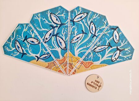 Eventail CORAIL en bois peint à la main, vue face ouvert avec logo marque.